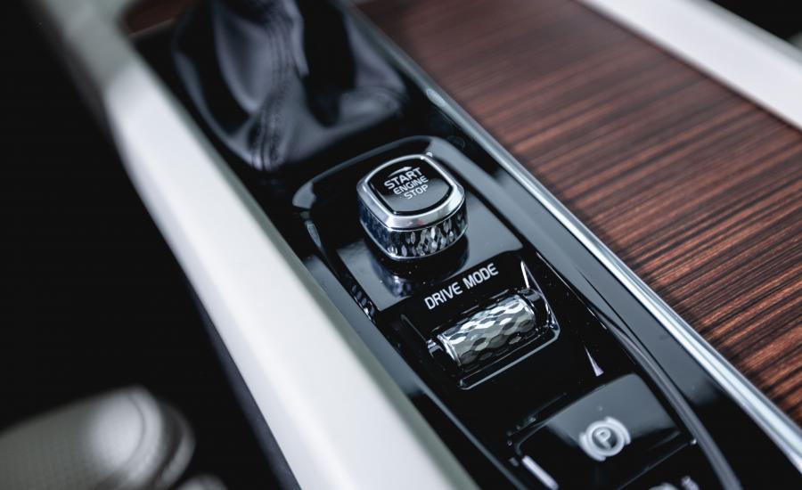 Детали интерьера Volvo V60 T6 Inscription 2018 года  (NA) (фото 2 из 27)
